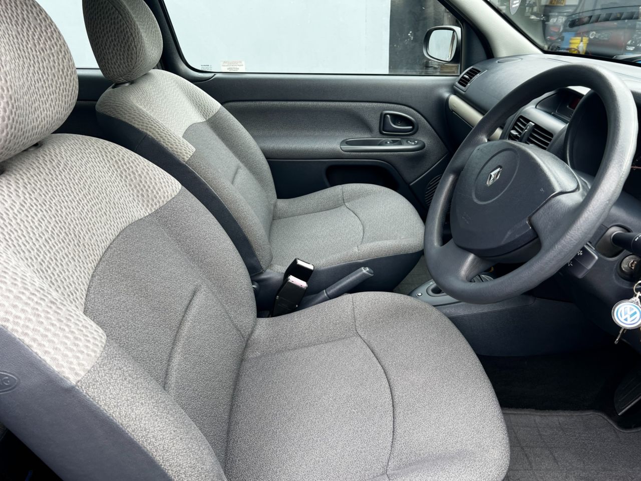 2005 RENAULT CLIO 1.4 16v Expression Hatchback 3dr Petrol Automatic (174 g/km, 98 bhp) - vehicle photo 9 for sale on PureCar