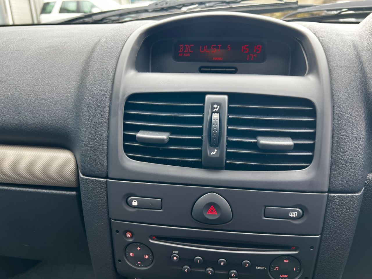 2005 RENAULT CLIO 1.4 16v Expression Hatchback 3dr Petrol Automatic (174 g/km, 98 bhp) - vehicle photo 13 for sale on PureCar