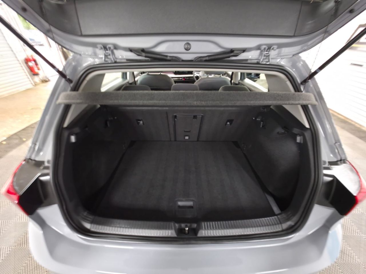 2023 VOLKSWAGEN GOLF 2.0 TDI Life Hatchback 5dr Diesel Manual Euro 6 (s/s) (115 ps) 1 Owner from - vehicle photo 16 for sale on PureCar