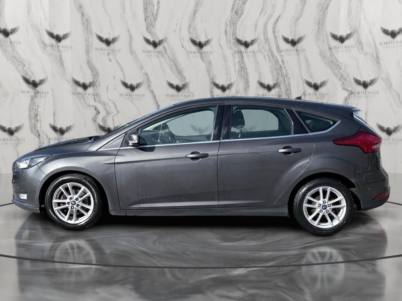 2015 Ford Focus in grey — photo 4 of 20