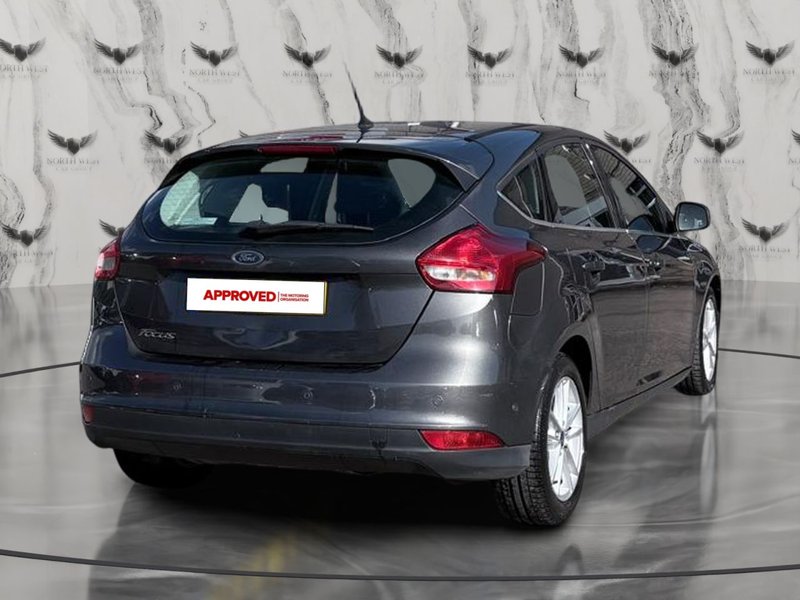 2015 Ford Focus in grey — photo 8 of 20