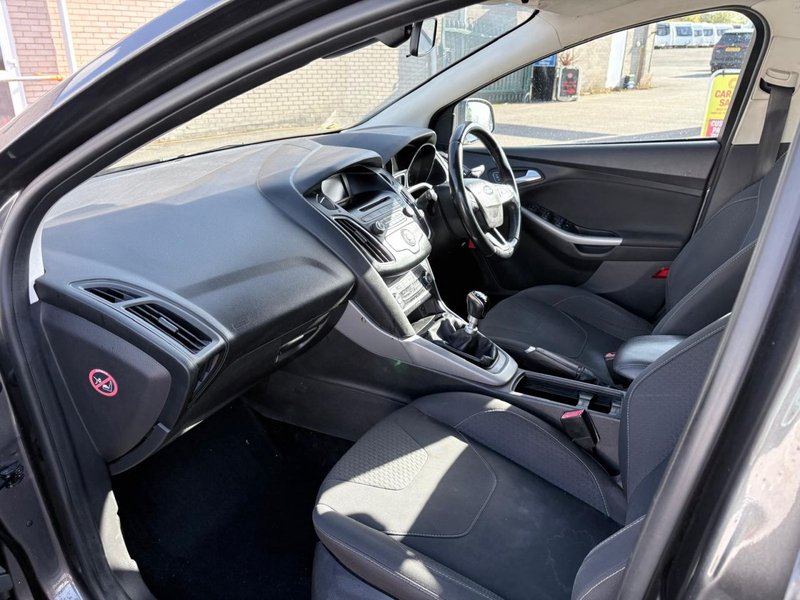 2015 Ford Focus in grey — photo 18 of 20