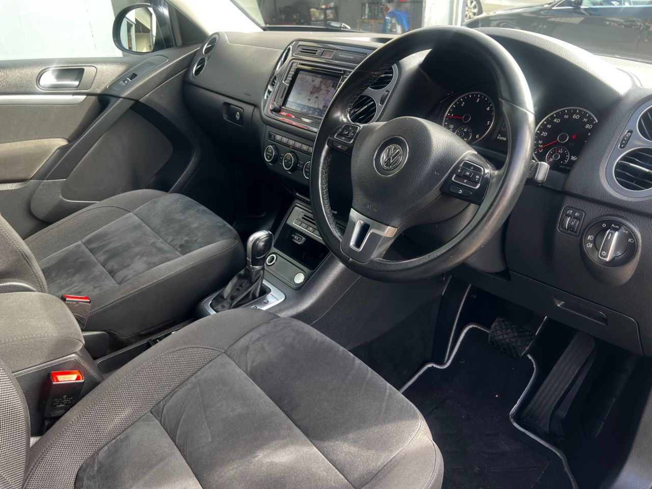 2016 VOLKSWAGEN TIGUAN 2.0 TDI BlueMotion Tech Match Edition SUV 5dr Diesel DSG 4WD Euro 6 (s/s) ( - vehicle photo 9 for sale on PureCar