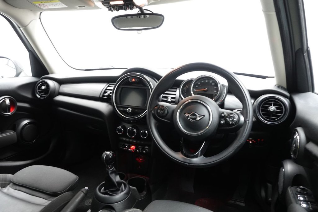 2018 MINI Hatch — image 9
