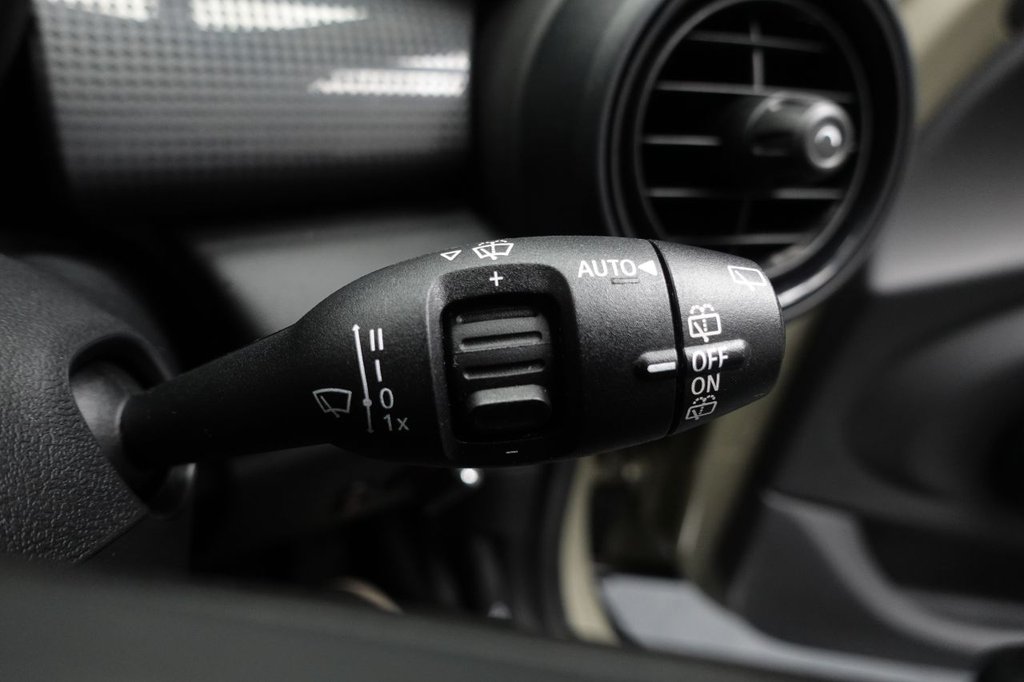 2018 MINI Hatch — image 23