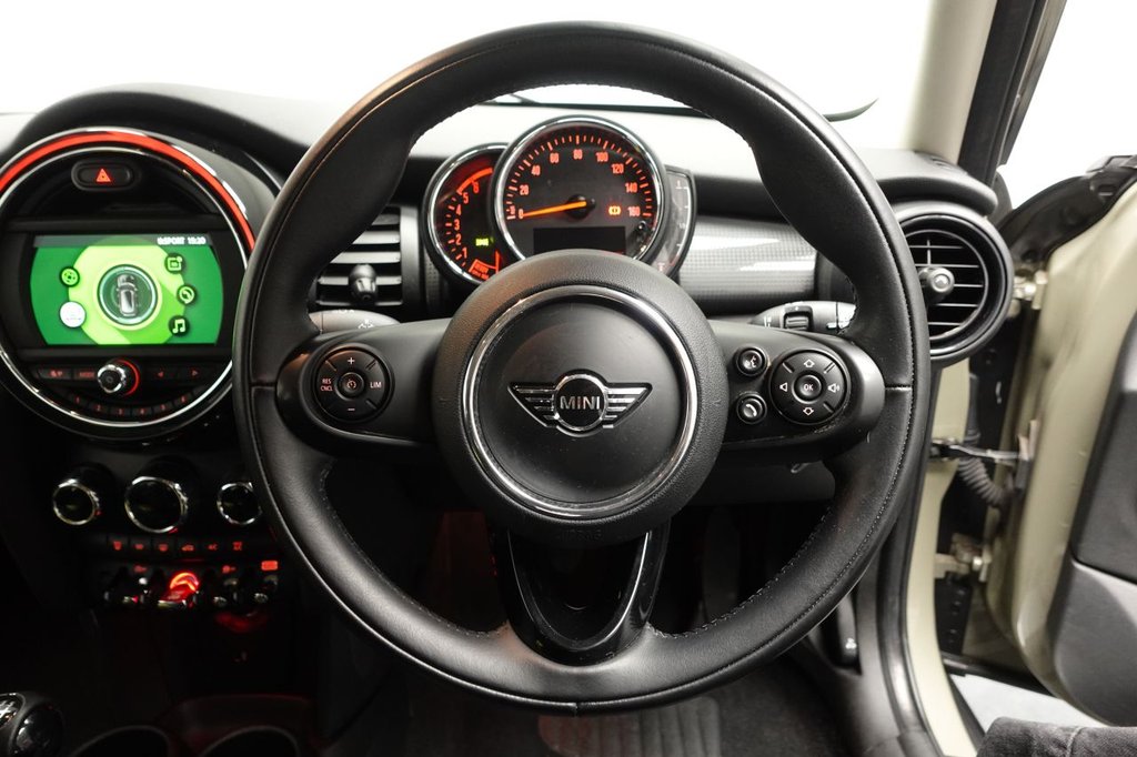 2018 MINI Hatch — image 19