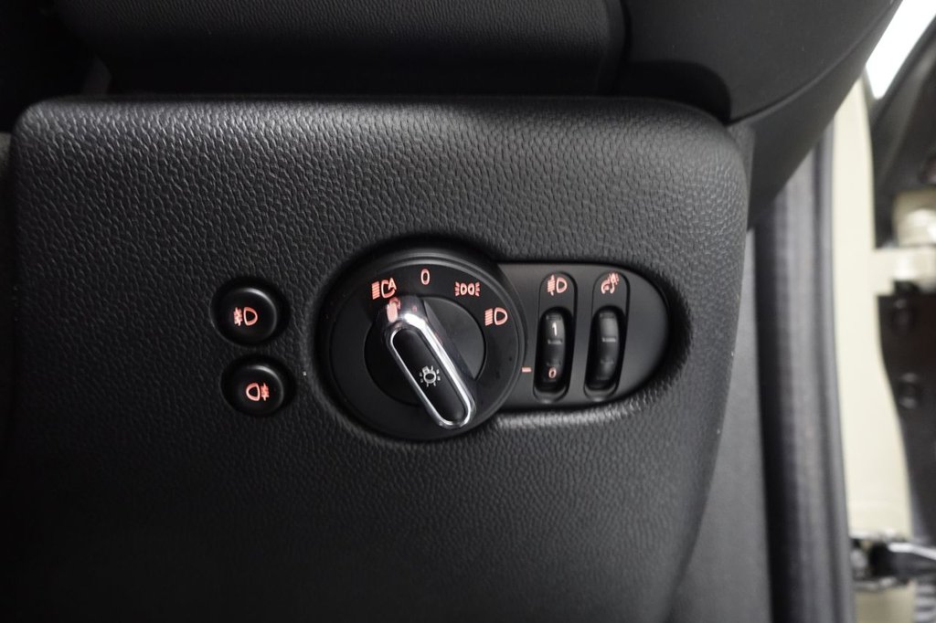 2018 MINI Hatch — image 28