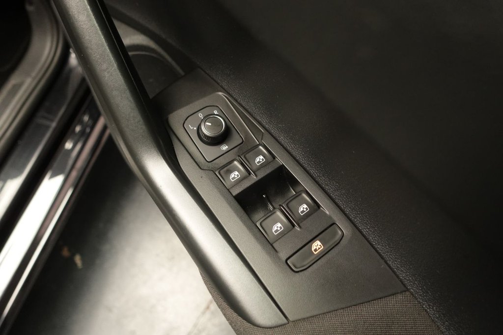 2021 Volkswagen Polo — image 32