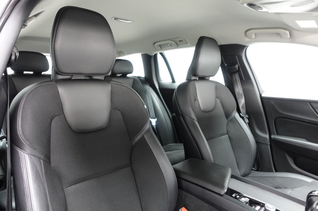 2018 Volvo V60 — image 3