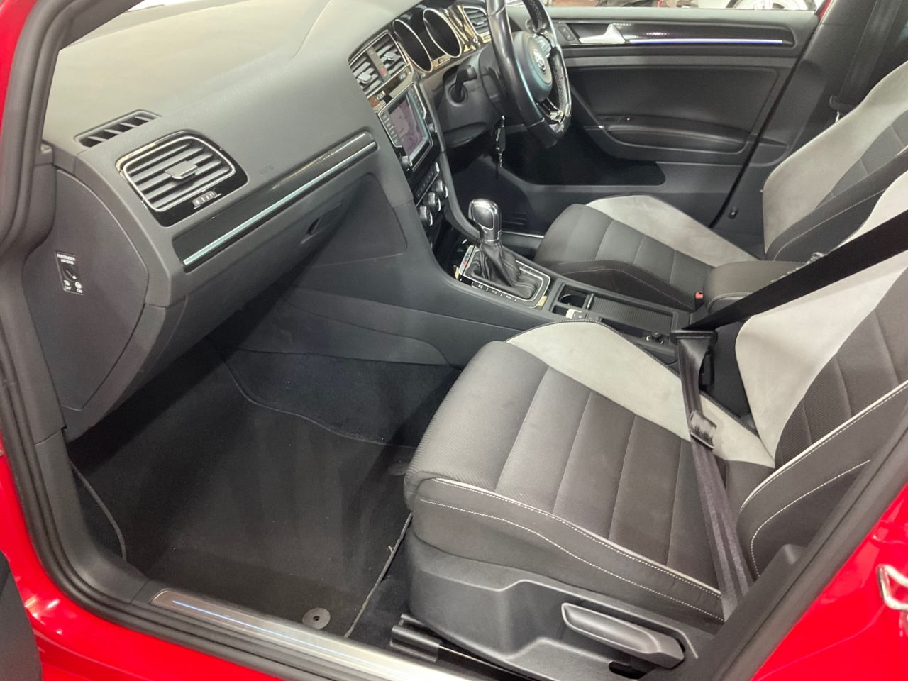 2017 VOLKSWAGEN GOLF 2.0 TSI BlueMotion Tech R Estate 5dr Petrol DSG 4MOTION Euro 6 (s/s) (300 p - vehicle photo 11 for sale on PureCar