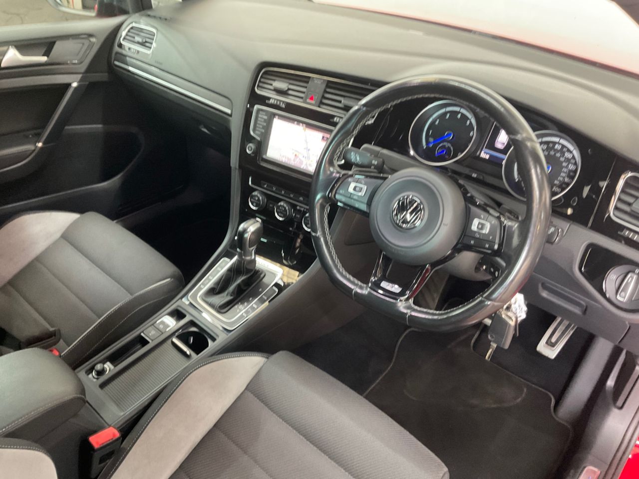 2017 VOLKSWAGEN GOLF 2.0 TSI BlueMotion Tech R Estate 5dr Petrol DSG 4MOTION Euro 6 (s/s) (300 p - vehicle photo 14 for sale on PureCar