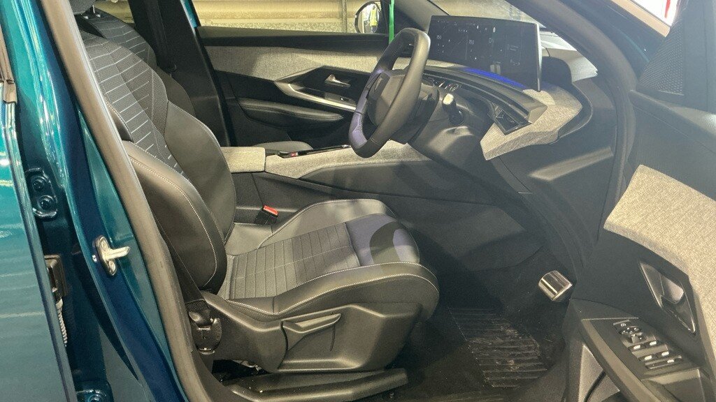 2025 Peugeot 3008 — image 7