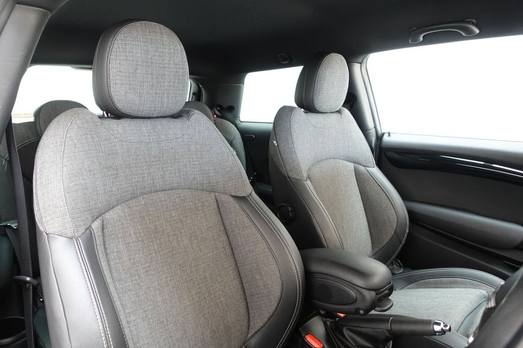 2014 MINI Hatch — image 3