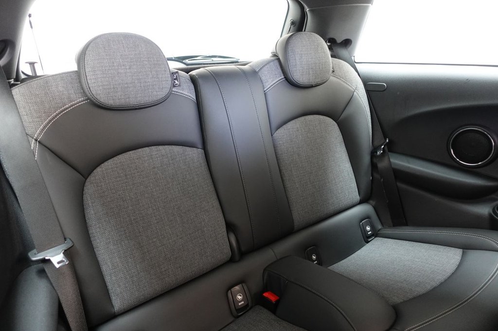 2014 MINI Hatch — image 11