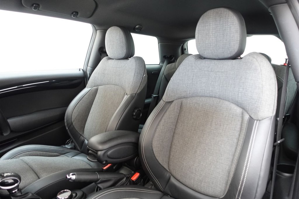 2014 MINI Hatch — image 10