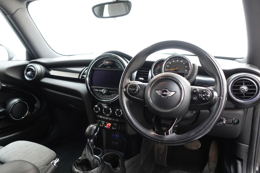 2014 MINI Hatch — image 9