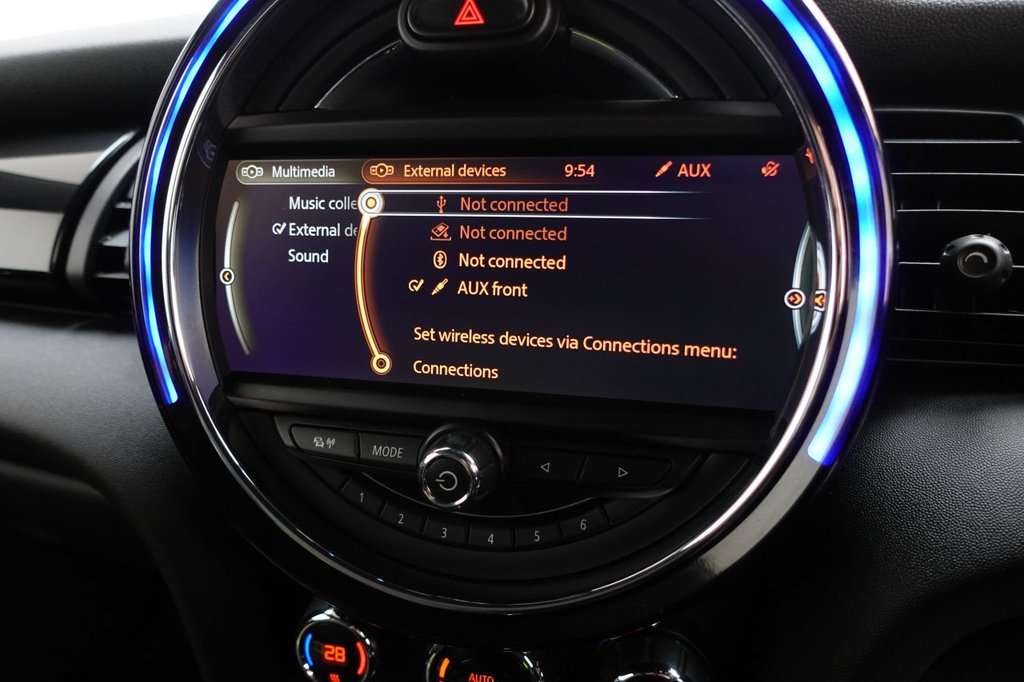 2014 MINI Hatch — image 12