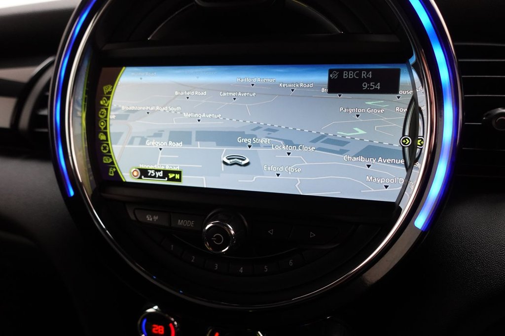 2014 MINI Hatch — image 2