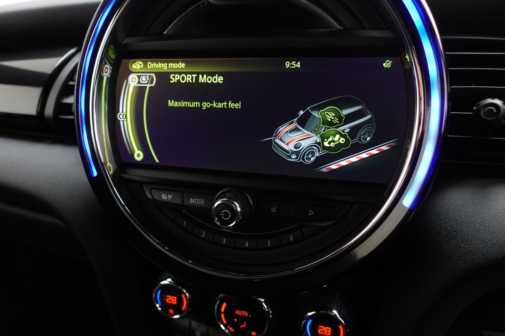2014 MINI Hatch — image 17