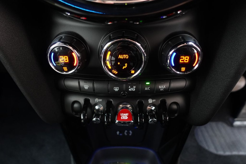 2014 MINI Hatch — image 18