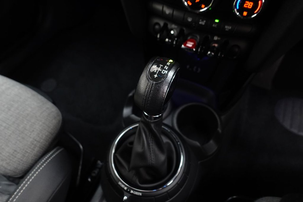 2014 MINI Hatch — image 23