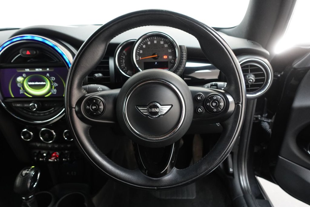 2014 MINI Hatch — image 25