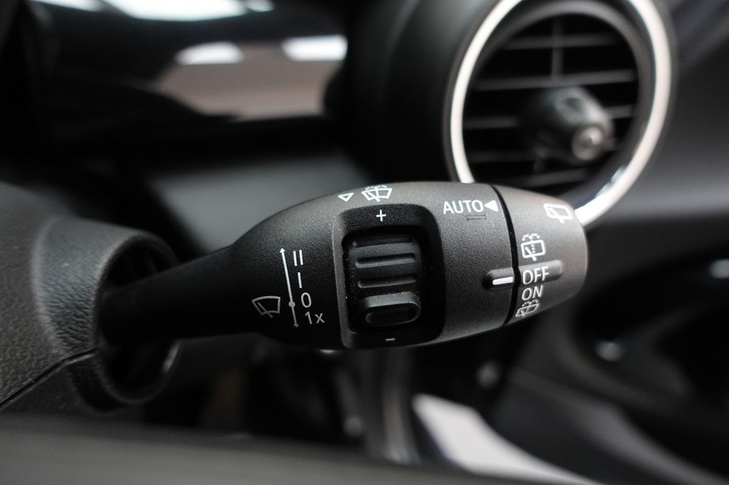 2014 MINI Hatch — image 16