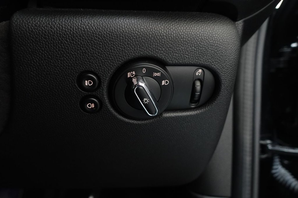 2014 MINI Hatch — image 30