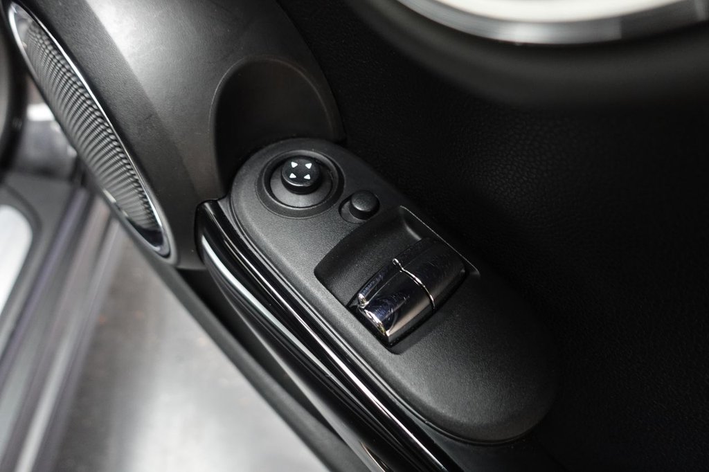 2014 MINI Hatch — image 31