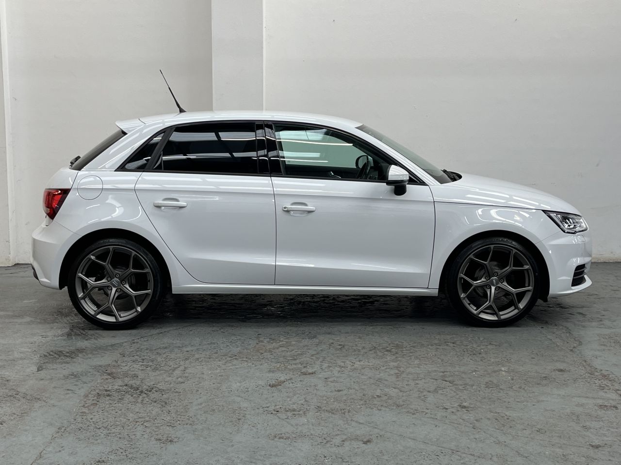 2017 AUDI A1 1.0 TFSi Sport 5dr S Tronic - vehicle photo 3 for sale on PureCar