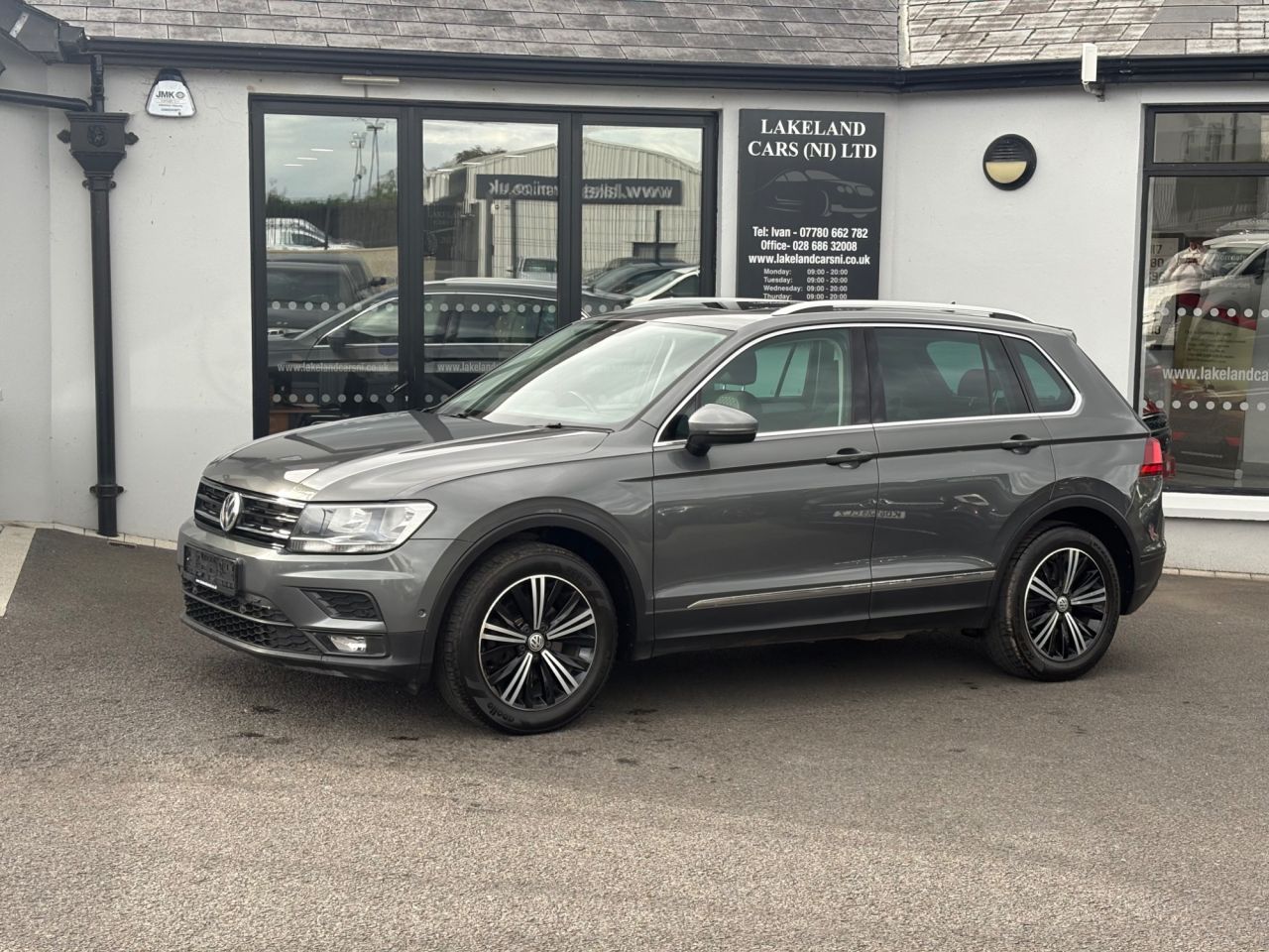 2017 VOLKSWAGEN TIGUAN 2.0 TDI SE Navigation SUV 5dr Diesel Manual Euro 6 (s/s) (150 ps) - vehicle photo 2 for sale on PureCar