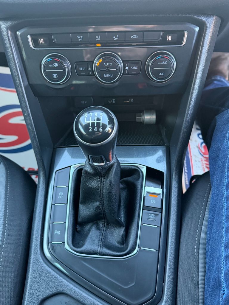 2017 VOLKSWAGEN TIGUAN 2.0 TDI SE Navigation SUV 5dr Diesel Manual Euro 6 (s/s) (150 ps) - vehicle photo 10 for sale on PureCar