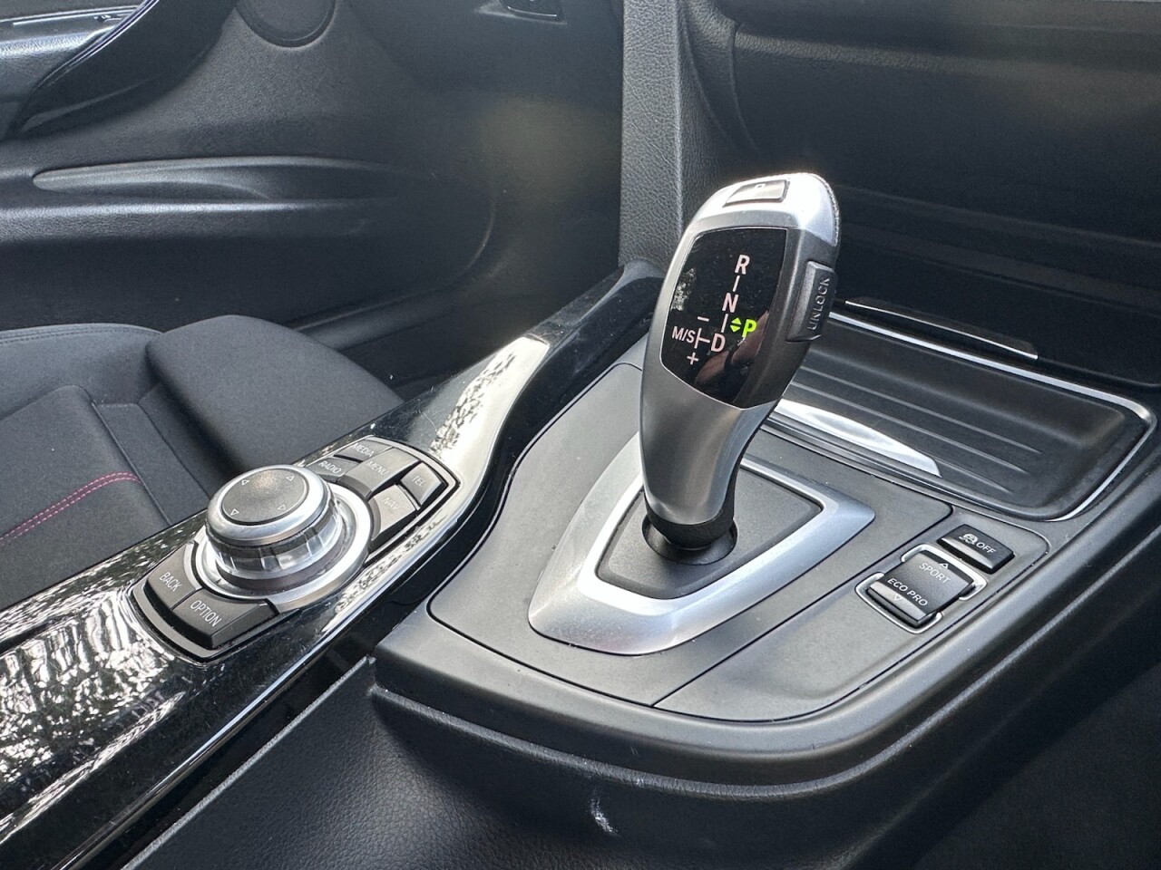 2015 BMW 3 SERIES 2.0 318d BluePerformance Sport Saloon 4dr Diesel Auto Euro 6 (s/s) (143 ps) - vehicle photo 20 for sale on PureCar
