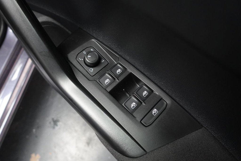 2022 Volkswagen Polo — image 27