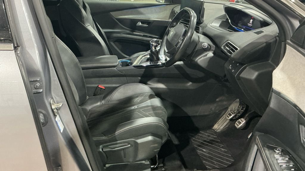 2021 Peugeot 5008 — image 3