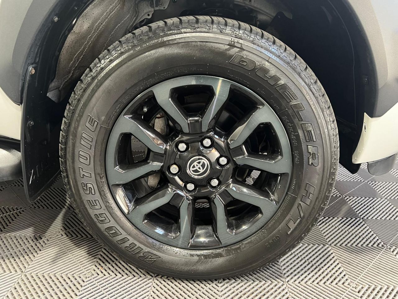 2023 TOYOTA HILUX 2.8 D-4D Invincible X Pickup Double Cab 4dr Diesel Auto 4WD Euro 6 (s/s) (2 - vehicle photo 13 for sale on PureCar