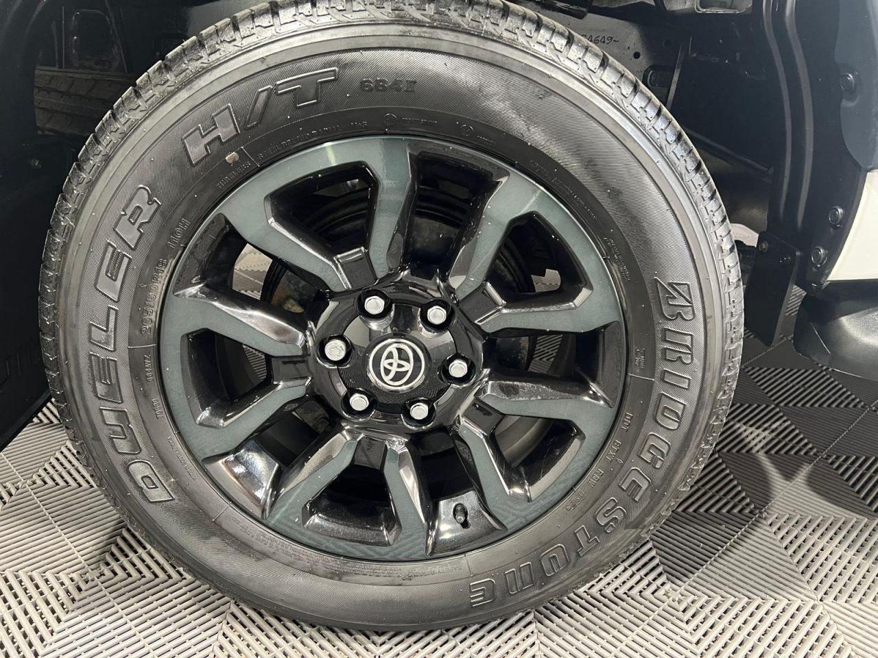 2023 TOYOTA HILUX 2.8 D-4D Invincible X Pickup Double Cab 4dr Diesel Auto 4WD Euro 6 (s/s) (2 - vehicle photo 14 for sale on PureCar