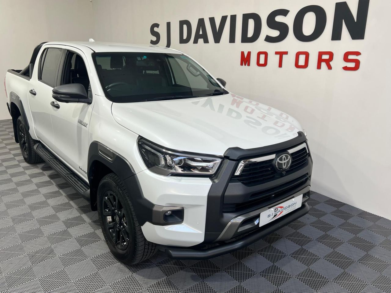 2023 TOYOTA HILUX 2.8 D-4D Invincible X Pickup Double Cab 4dr Diesel Auto 4WD Euro 6 (s/s) (2 - vehicle photo 3 for sale on PureCar