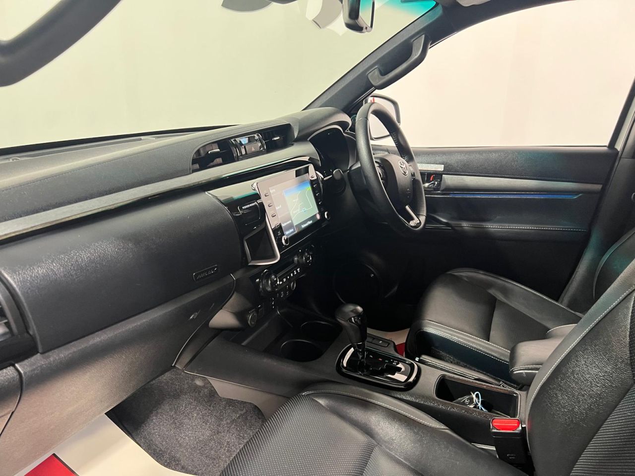 2023 TOYOTA HILUX 2.8 D-4D Invincible X Pickup Double Cab 4dr Diesel Auto 4WD Euro 6 (s/s) (2 - vehicle photo 5 for sale on PureCar
