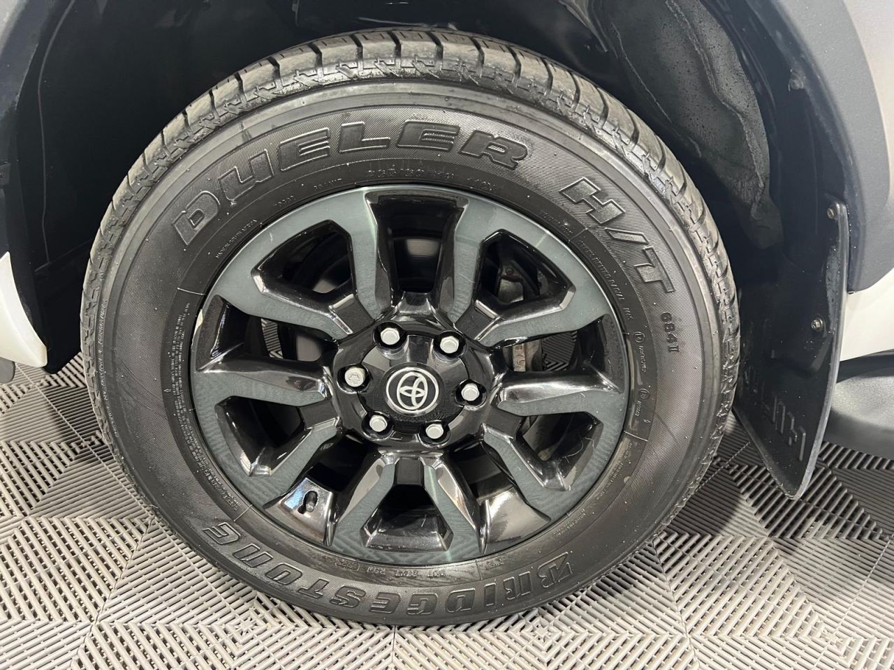 2023 TOYOTA HILUX 2.8 D-4D Invincible X Pickup Double Cab 4dr Diesel Auto 4WD Euro 6 (s/s) (2 - vehicle photo 16 for sale on PureCar