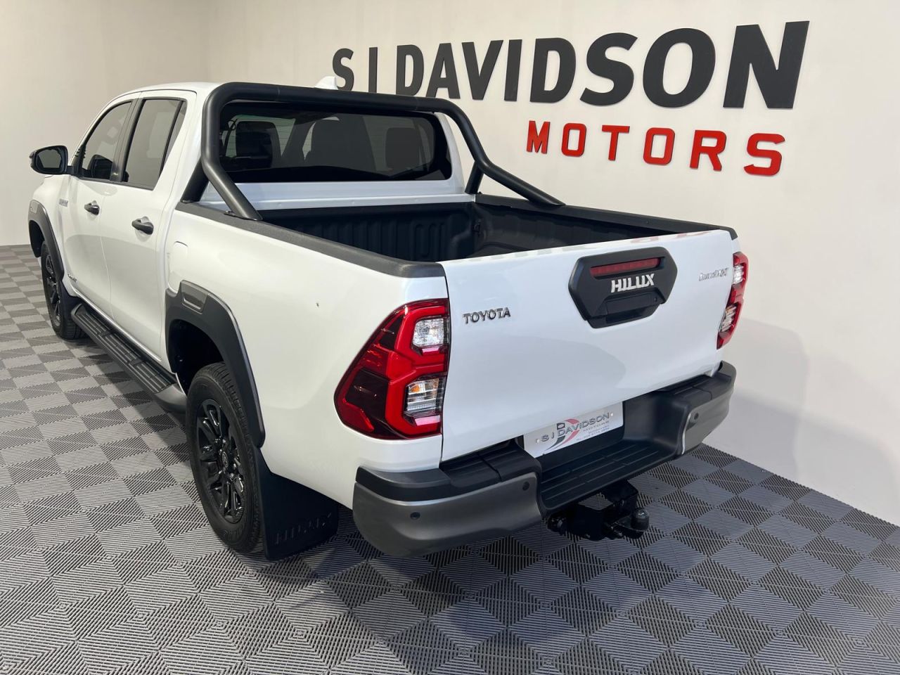2023 TOYOTA HILUX 2.8 D-4D Invincible X Pickup Double Cab 4dr Diesel Auto 4WD Euro 6 (s/s) (2 - vehicle photo 2 for sale on PureCar