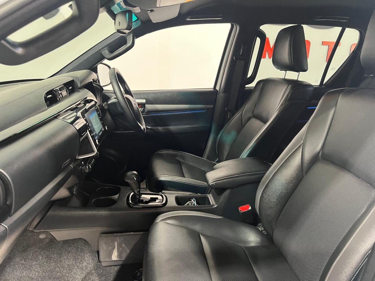 2023 TOYOTA HILUX 2.8 D-4D Invincible X Pickup Double Cab 4dr Diesel Auto 4WD Euro 6 (s/s) (2 - vehicle photo 4 for sale on PureCar