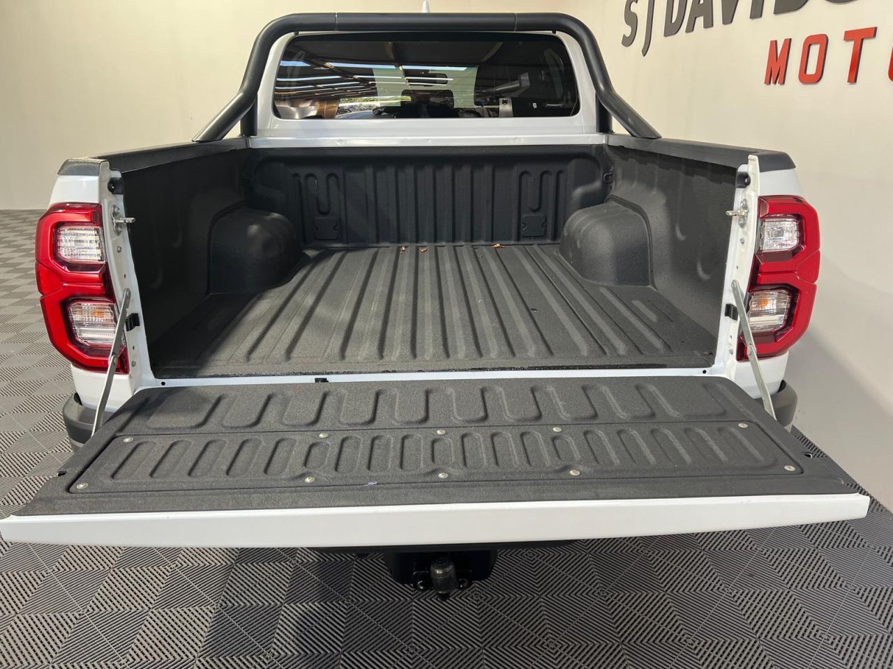 2023 TOYOTA HILUX 2.8 D-4D Invincible X Pickup Double Cab 4dr Diesel Auto 4WD Euro 6 (s/s) (2 - vehicle photo 17 for sale on PureCar