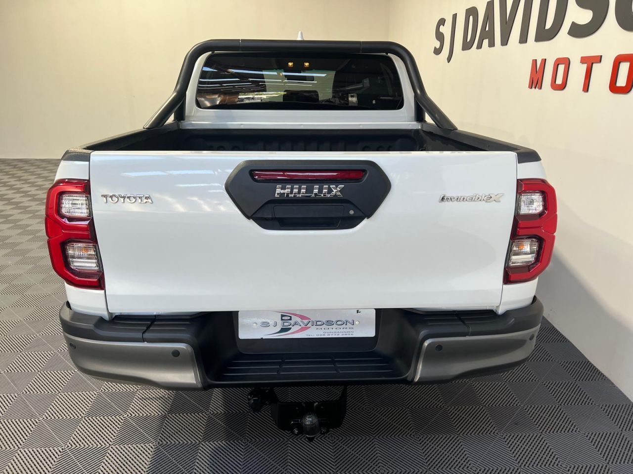 2023 TOYOTA HILUX 2.8 D-4D Invincible X Pickup Double Cab 4dr Diesel Auto 4WD Euro 6 (s/s) (2 - vehicle photo 10 for sale on PureCar