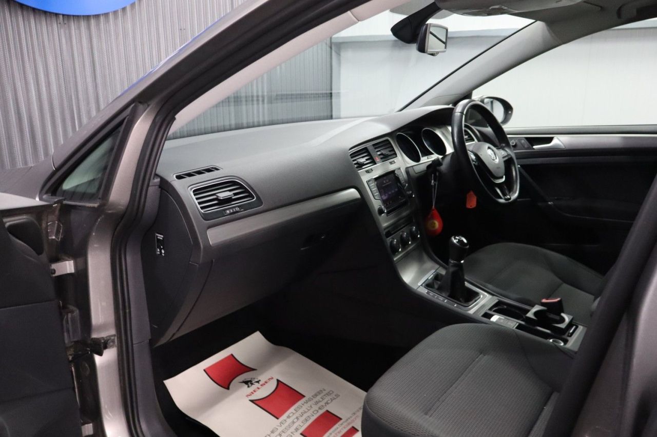 2014 VOLKSWAGEN GOLF 1.6 TDI BlueMotion Tech SE Hatchback 5dr Diesel Manual Euro 5 (s/s) (105 ps - vehicle photo 30 for sale on PureCar