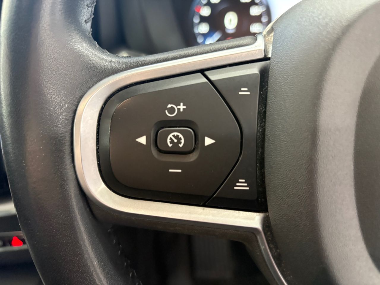 2019 VOLVO XC60 2.0 D4 Momentum SUV 5dr Diesel Auto Euro 6 (s/s) (190 ps) - vehicle photo 32 for sale on PureCar