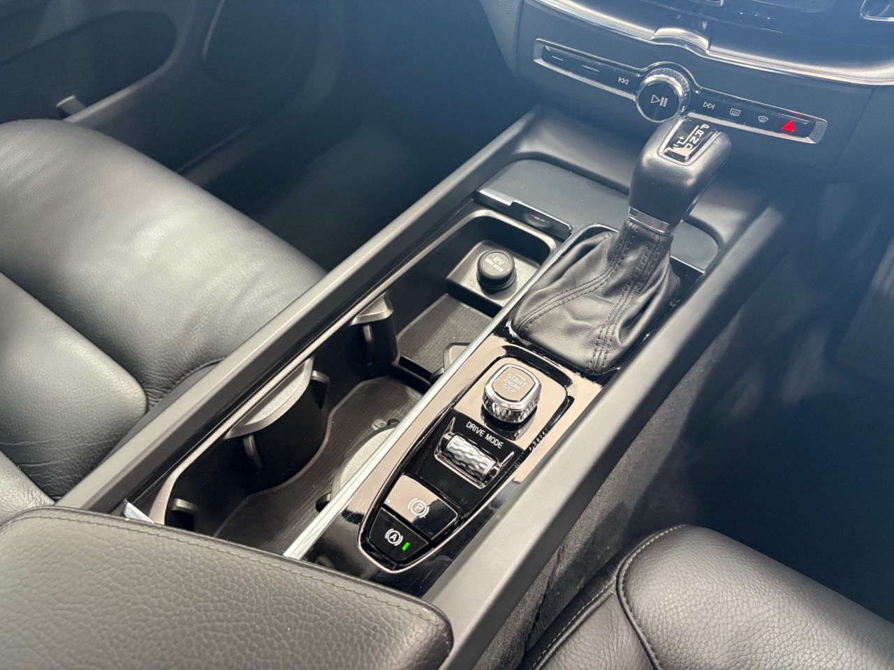 2019 VOLVO XC60 2.0 D4 Momentum SUV 5dr Diesel Auto Euro 6 (s/s) (190 ps) - vehicle photo 43 for sale on PureCar