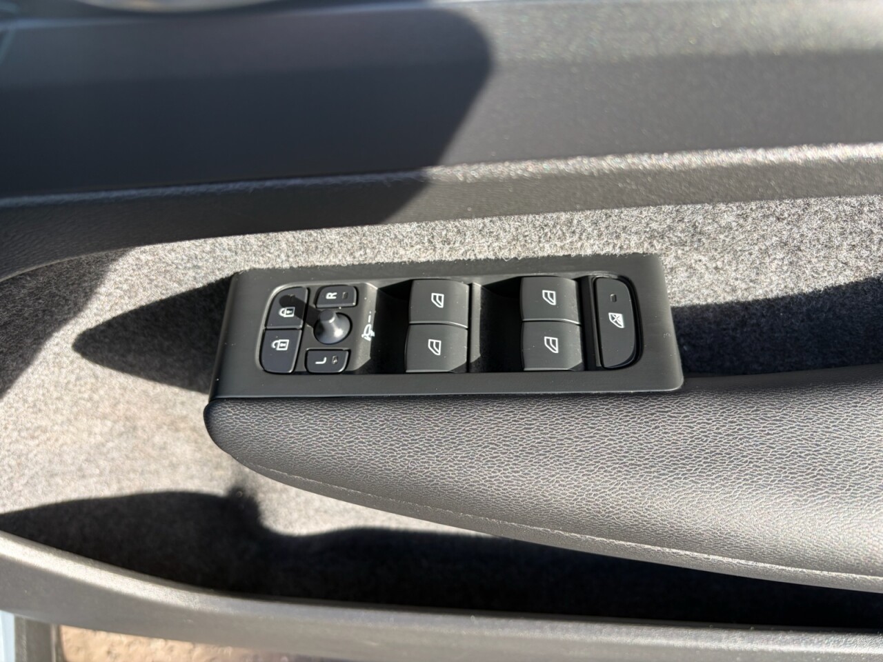 2022 VOLVO XC40 1.5 T2 Start SUV 5dr Petrol Manual Euro 6 (s/s) (129 ps) ONLY 84471 GENUINE - vehicle photo 27 for sale on PureCar