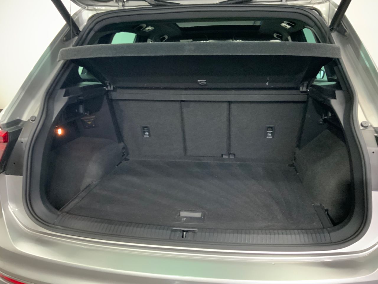 2018 VOLKSWAGEN TIGUAN 2.0 TSI R-Line SUV 5dr Petrol DSG 4Motion Euro 6 (s/s) (180 ps) - vehicle photo 11 for sale on PureCar
