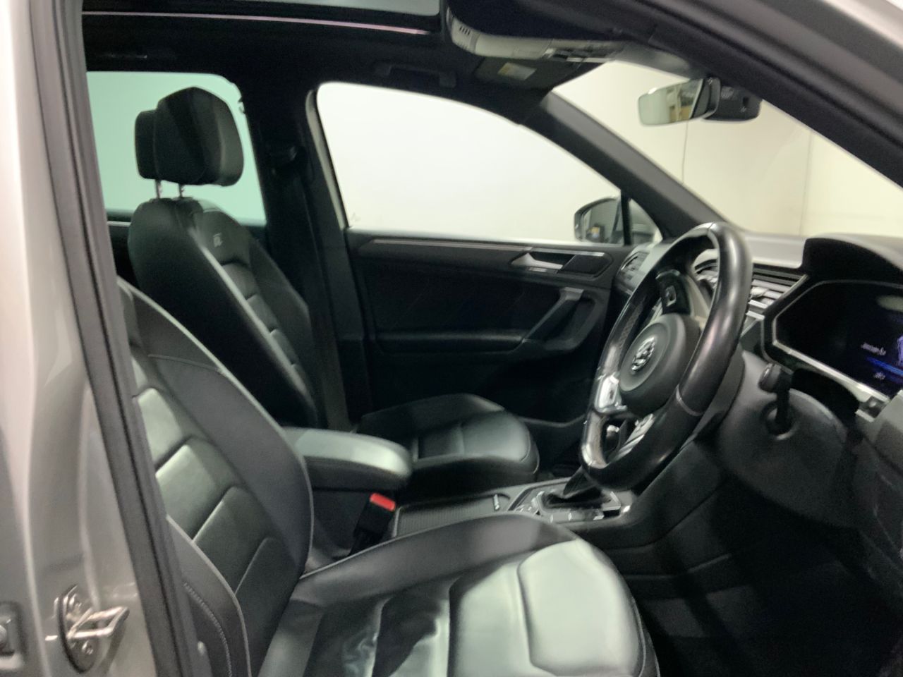 2018 VOLKSWAGEN TIGUAN 2.0 TSI R-Line SUV 5dr Petrol DSG 4Motion Euro 6 (s/s) (180 ps) - vehicle photo 14 for sale on PureCar